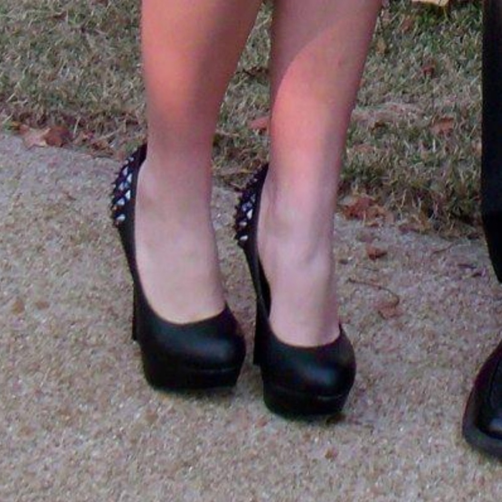 Platform studded pumps
